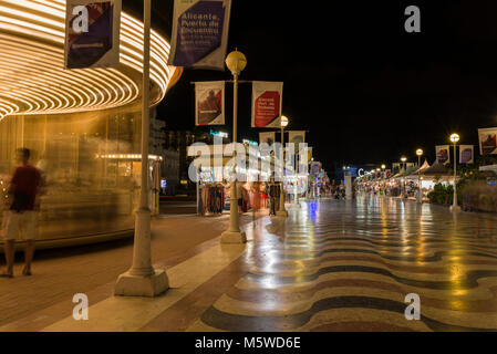 Le bancarelle del mercato lungo la passeggiata del porto di notte, Alicante, Spagna. Foto Stock