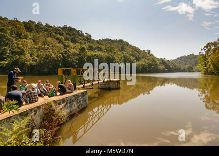 Kalaw: turisti trekker il riposo dal tour di trekking, serbatoio, , stato Shan, Myanmar (Birmania) Foto Stock