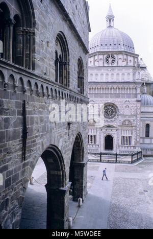 Parte della facciata della Basilica di Santa Maria Maggiore, la Cappella Coleoni, Piazza Duomo Bergamo Alta Citta, Italia Foto Stock