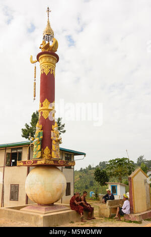 Kalaw: monastero di monaci, , stato Shan, Myanmar (Birmania) Foto Stock