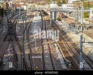 Linea ferroviaria o i binari della ferrovia per il trasporto in treno Foto Stock