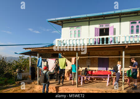 Kalaw: turisti trekker in tour di trekking, pernottamento in casa privata, , stato Shan, Myanmar (Birmania) Foto Stock