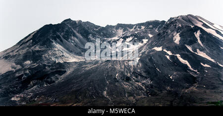 Il Monte Sant Helens bruciato brillare davanti con espansione duomo di lava Foto Stock