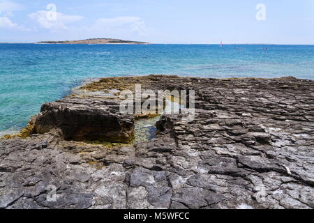 Stony waterside sulla penisola di Kamenjak, Mare Adriatico, Premantura, Croazia Foto Stock