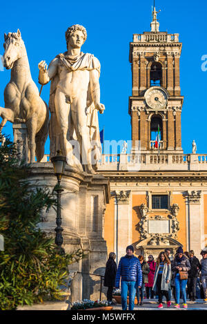 Uno dei due dioscuri (Gemini gemelli - o di Castore e Polluce) statue sul Campidoglio a Roma. Foto Stock