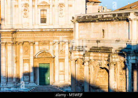 Foro Romano con Arco di Settimio Severo e la chiesa dei Santi Luca e Martina, Roma, Italia. Foto Stock