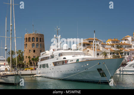 PUERTO BANUS, Andalusia/Spagna - 26 maggio : vista di uno yacht di lusso nel porto di Puerto Banus Spagna il 26 maggio 2016. Persone non identificate Foto Stock