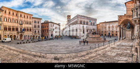 Vista panoramica di Piazza IV Novembre, la piazza principale e il capolavoro di architettura medievale di Perugia, Italia Foto Stock