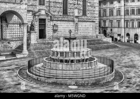 Vista della Fontana Maggiore, monumentale fontana medievale situato tra il duomo e il Palazzo dei Priori nella città di Perugia, Italia Foto Stock