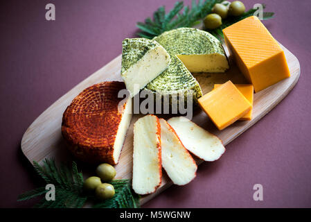 Mescolare il formaggio su tagliere in legno.Vista dall'alto. Foto Stock