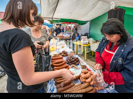 La vendita di salsicce sul giorno di mercato nella città di Kosiv, Carpazi, Pokuttya, regione Prykarpattia, Ivano-Frankivsk, Oblast di Ucraina Foto Stock