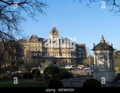 Bournemouth Town Hall il centro amministrativo per il Consiglio BCP dai Giardini superiori con il memoriale di guerra in basso a destra. Foto Stock