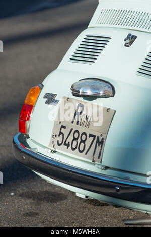 Una classica Fiat 500 con Roma Numero piastre in Roma Via della città. Lazio, Italia. Foto Stock