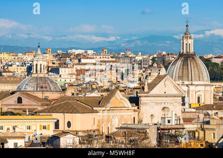 La Roma storica dello skyline della città con cupole e guglie visto dal Gianicolo terrazza. Roma, lazio, Italy. Foto Stock