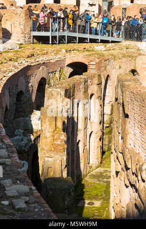 Interior closeup dettaglio di lui il Colosseo o il Colosseo, noto anche come l'Anfiteatro Flavio, con al di sotto del livello del suolo ipogeo, Roma. Lazio. L'Italia. Foto Stock