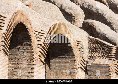Pareti interne e gli archi del Colosseo o il Colosseo, noto anche come l'Anfiteatro Flavio, un anfiteatro ovale nel centro della città di Roma. Foto Stock