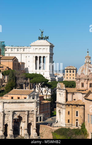 Roma skyline della città con il Foro Romano, il Monumento a Vittorio Emanuele II, la Chiesa dei Santi Luca e Martina e Arco di Settimio Severo. Roma. L'Italia. Foto Stock