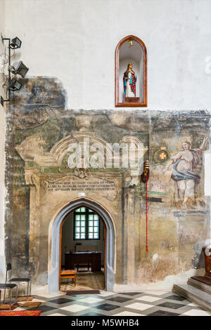 Xviii secolo murales, con descrizioni in latino e polacco, a lucidare la Chiesa cattolico romana, Drohobych, Oblast di Lviv, Ucraina Foto Stock