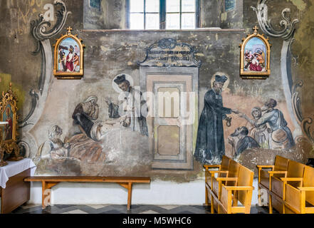 Xviii secolo murales, con descrizioni in latino e polacco, a lucidare la Chiesa cattolico romana, Drohobych, Oblast di Lviv, Ucraina Foto Stock