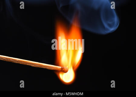 Fiammifero bruciato su sfondo nero Foto Stock