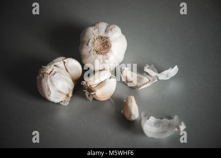 Bulbi di aglio con spicchi di aglio Foto Stock