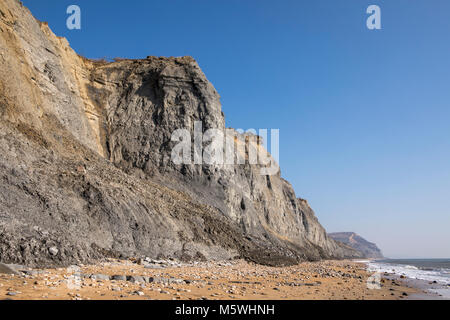 Jurassic Coast scogliere nel Dorset in una limpida giornata di inverni. Dettaglio del cuscinetto di fossili di scogliere con cielo blu sullo sfondo. Foto Stock