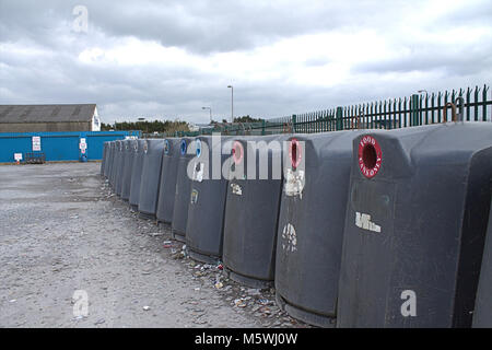 Linea di cassonetti per il riciclaggio in una discarica di rifiuti. Foto Stock