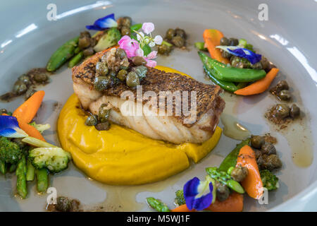 Cernia alla griglia filetto di manzo con dolci di purè di patate Foto Stock