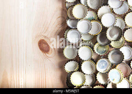 Un sacco di tappi di birra su una tavola di legno, vista dall'alto Foto Stock