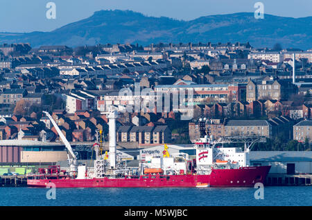 Vista sulla città di Dundee con offshore oil industria sostenere le navi ormeggiate sul lungomare in Tayside, Scotland, Regno Unito Foto Stock