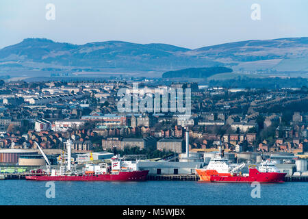 Vista sulla città di Dundee con offshore oil industria sostenere le navi ormeggiate sul lungomare in Tayside, Scotland, Regno Unito Foto Stock