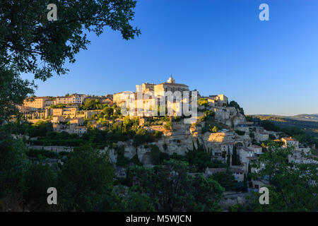 Gordes Apt Vaucluse Provence-Alpes-Côte d'Azur Francia nella luce della sera Foto Stock