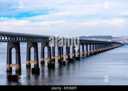 Vista di Tay ponte ferroviario che attraversa il fiume Tay a Dundee in Scozia, Regno Unito Foto Stock