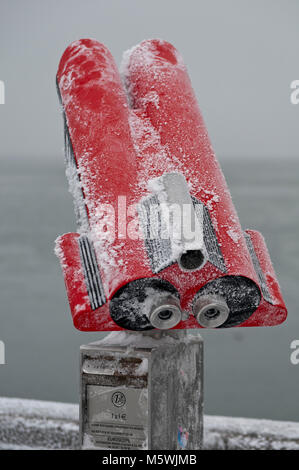 Graal-Müritz an der deutschen Ostseeküste bei starkem Frost mit Vereisungen an der Seebrücke und auf dem Meer Foto Stock