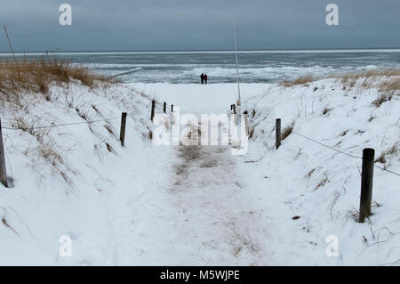 Graal-Müritz an der deutschen Ostseeküste bei starkem Frost mit Vereisungen an der Seebrücke und auf dem Meer Foto Stock