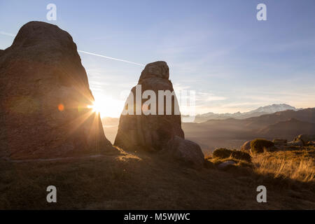 Vista del Monte Rosa da un gruppo di rocce alla sommità del Mottarone. Stresa, Verbano Cusio Ossola, Piemonte, Italia. Foto Stock