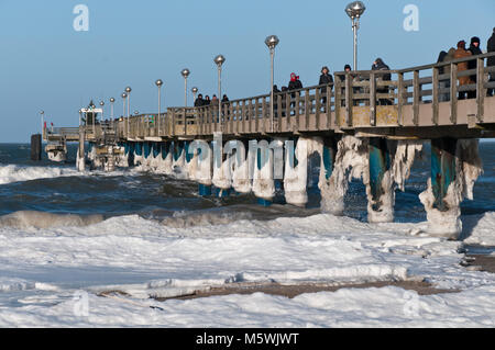 Graal-Müritz an der deutschen Ostseeküste bei starkem Frost mit Vereisungen an der Seebrücke und auf dem Meer Foto Stock