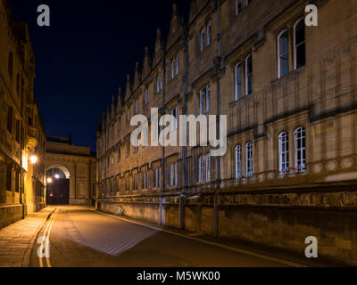 Oriel college esterno in Merton Street di notte. Oxford, Oxfordshire, Inghilterra Foto Stock