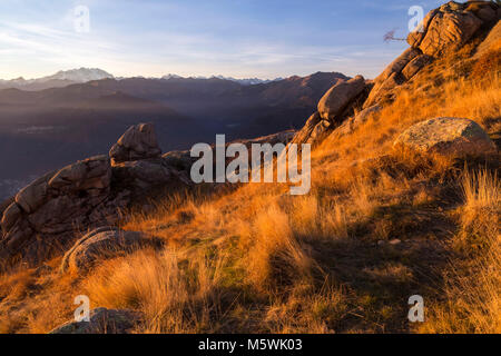 Vista del Monte Rosa da un gruppo di rocce alla sommità del Mottarone. Stresa, Verbano Cusio Ossola, Piemonte, Italia. Foto Stock