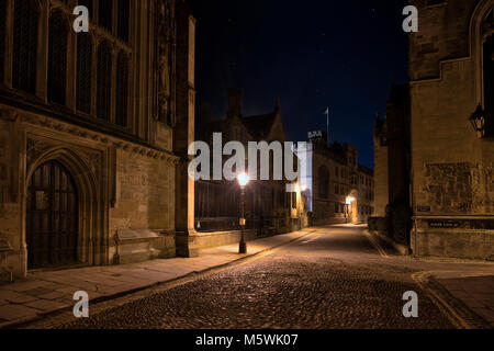 Merton Street di notte. Oxford, Oxfordshire, Inghilterra Foto Stock