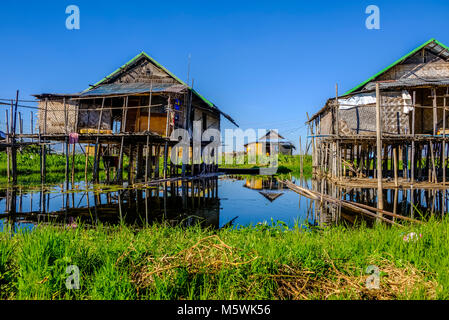 Il Fishermans case sono costruite su palafitte tra i giardini di nuoto nel villaggio di Maing Thauk sul Lago Inle Foto Stock