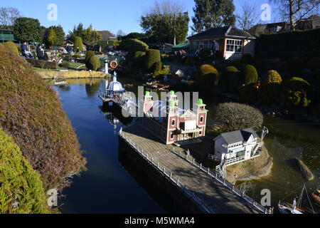 Vista del molo a Bekonscot Model Village, Beaconsfield, Buckinghamshire, Regno Unito Foto Stock