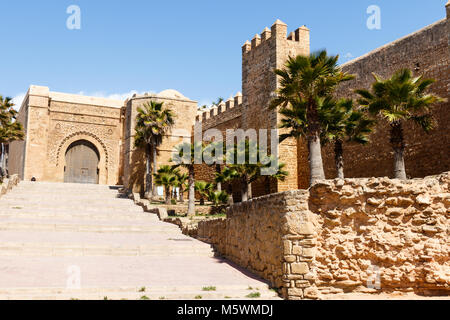 Fiume Bou Regreg lungomare e Kasbah nella Medina di Rabat, Marocco. Rabat è la capitale del Marocco. Rabat è situato sull'Oceano Atlantico in corrispondenza della bocca Foto Stock