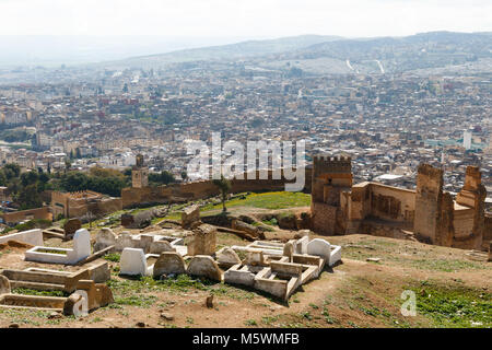 Fez, in Marocco vista aerea su un pomeriggio. Le antiche mura della città è in primo piano e dietro di esso, una panoramica del vecchio quartiere. Foto Stock