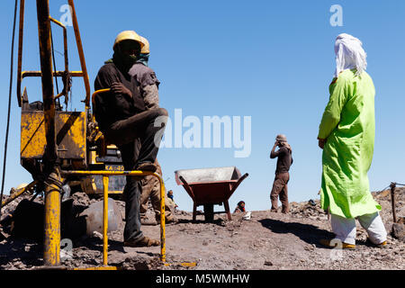 KHAMLIA, Marocco, 2017: i minatori che lavorano in miniere di superficie vicino al deserto del Sahara, Marocco Foto Stock