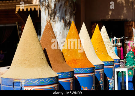 Selezione di spezie su un tradizionale mercato marocchino (souk) in Marrakech Marocco Foto Stock