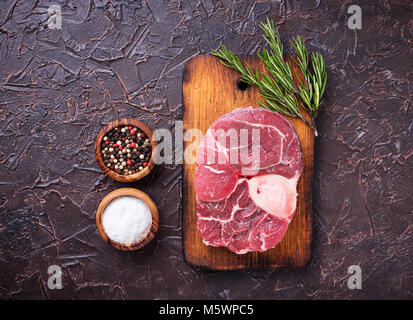 Carne cruda osso buco con spezie Foto Stock