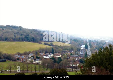 Buckinghamshire, UK campagna con vista di una40, Stokenchurch in distanza Foto Stock