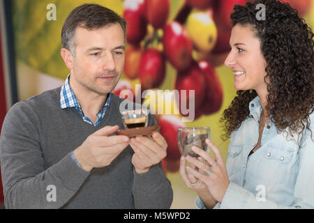 L'uomo odore di caffè aromatico presso una degustazione Foto Stock