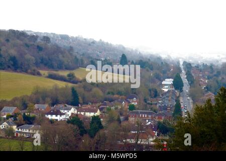 Buckinghamshire, UK campagna con vista di una40, Stokenchurch in distanza Foto Stock